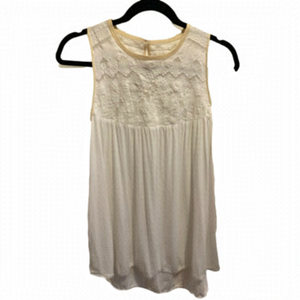 𝅺WILFRED Aritzia embroidered white tank.